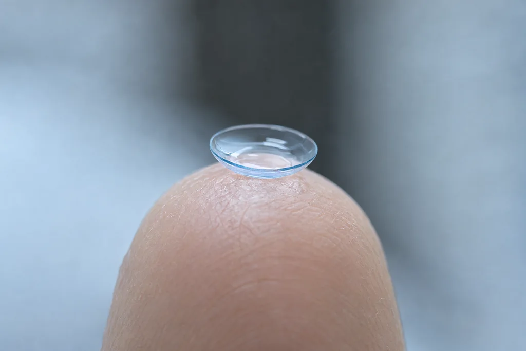 Lentes de contacto y ojo seco: cómo convivir sin molestias