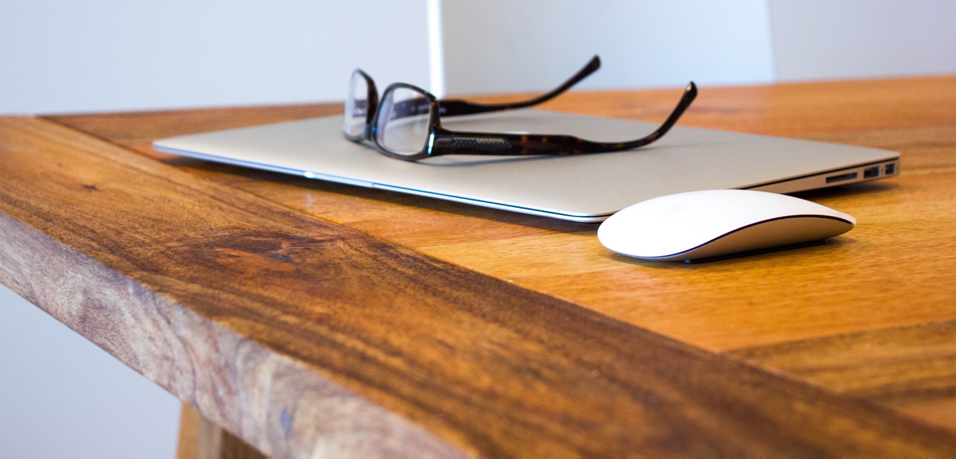 LOS OFTALMÓLOGOS TAMBIÉN SE OPERAN DE LA VISTA CON LÁSER.